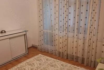 Apartament de 3 camere, decomandat, centrala proprie, balcon, zona 1 Decembrie - 2