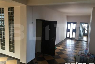 Casă cu 11 camere cu Teren 1700 Mp în Central - 2