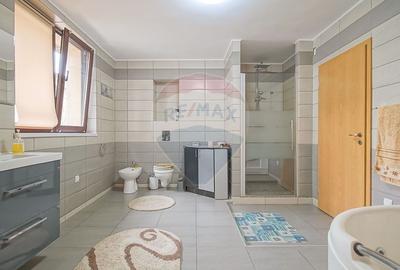 Casă cu 7 camere cu Teren 1167 Mp în Tractorul - 18