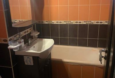 Inchiriez apartament 3 camere zona Electroputere Mall utilat si izolat la etajul doi. - 1
