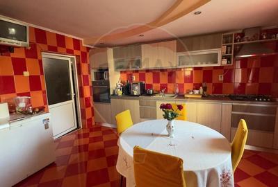 De vanzare 2 Corpuri de Casa si Teren 1388 mp in Geamana, Bradu - 5