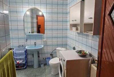 Casă cu 4 camere în Democrației