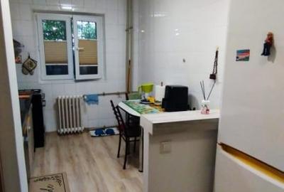 Apartament 4 camere, 2 bai. Blocul este din 1986 parter strada Soldat Croitoru V - 32
