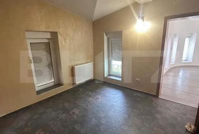 Apartament cu 5 camere semidecomandat în Dumbrăvița