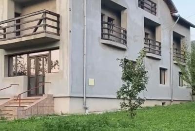 Casă cu 7 camere în Cerașu