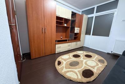 Garsonieră decomandată în Tractorul