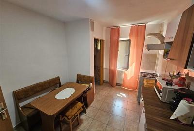 Apartament cu 3 camere decomandat, mobilat în Micro IV - 21