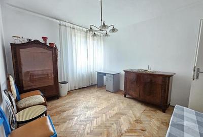 Apartament cu 4 camere decomandat în 7 Noiembrie - 7