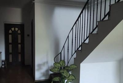 Casă cu 4 camere cu Teren 400 Mp în Craiovița Nouă