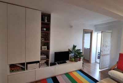 Apartament cu 3 camere semidecomandat în Aviației