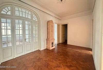 Apartament cu 9 camere circular în Armeneasca