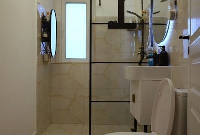 Apartament cu 3 camere semidecomandat, mobilat în Universitate