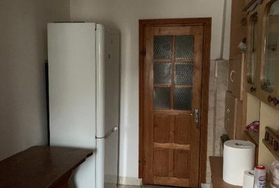 Chirie pentru o camera in apartament de trei camere zona Arcu - Gara - - 1