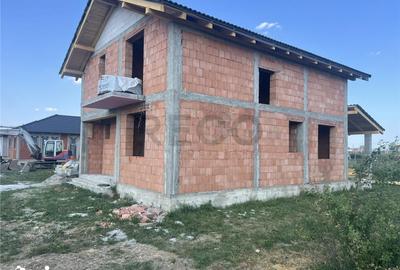 Casă cu 4 camere cu Teren 300 Mp în Sânmartin