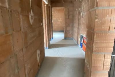 Zona Braytim, BLOC NOU, apartament 3 camere decomandat, etaj 1, 70 mp utili, pre? 2100 euro mp - 2