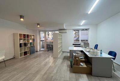 Apartament cu 3 camere semidecomandat în Obor