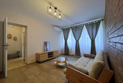 Apartament cu 3 camere semidecomandat, mobilat în Titan