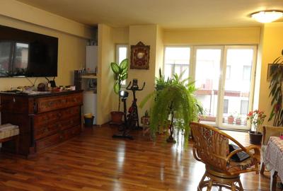 Apartament cu 3 camere decomandat, mobilat în Borhanci