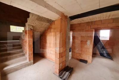 Casă cu 4 camere cu Teren 386 Mp în Micești