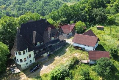 Casă cu 10 camere cu Teren 24700 Mp în Berchez - 1