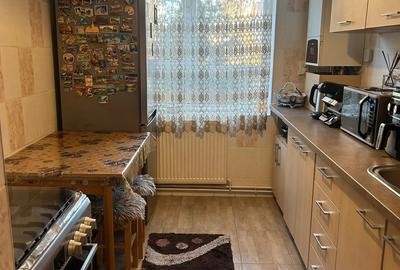 Apartament cu 3 camere decomandat în Tractorul - 8