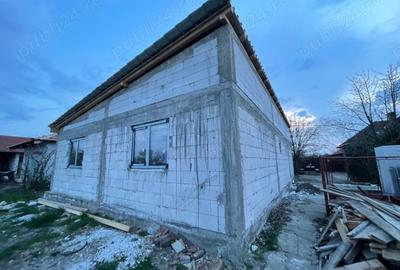 Casă cu 2 camere cu Teren 640 Mp în Hodoni - 1