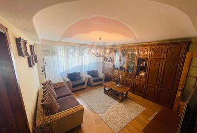 Apartament cu 3 camere de vanzare in zona Steaua