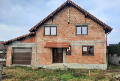 Casă cu 5 camere cu Teren 500 Mp în Păulești