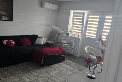 Apartament cu 3 camere decomandat în Micro 16