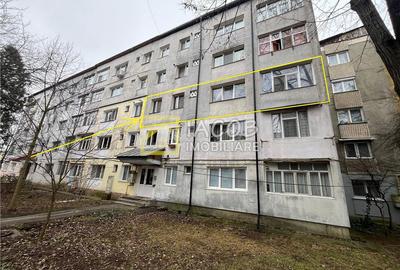 Apartament cu 3 camere semidecomandat în 9 Mai - 1