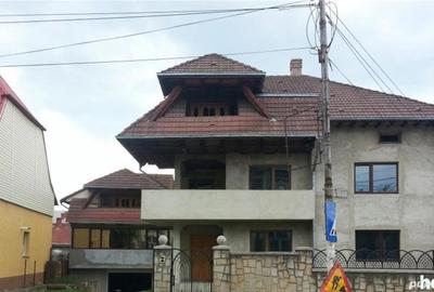 Casă cu 10 camere cu Teren 700 Mp în Rădăuți - 2