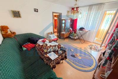 Apartament cu 3 camere semidecomandat în Craiovița Nouă - 1