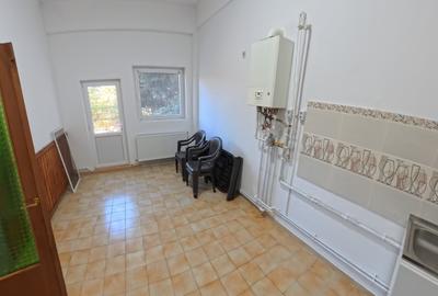 Casă individuală cu 12 camere cu Canalizare în Cățelu - 16