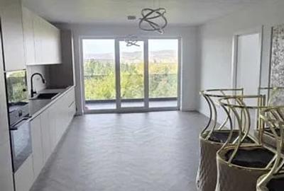 Apartament cu 3 camere semidecomandat, mobilat în Sopor