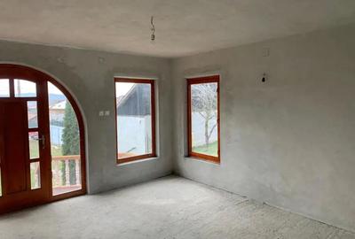Casă cu 3 camere cu Teren 900 Mp în Teișani - 4