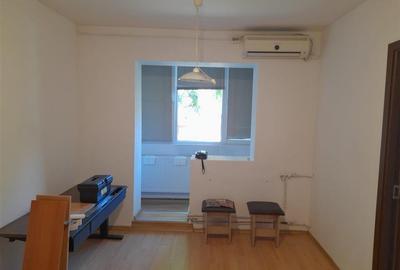 Apartament cu 3 camere semidecomandat în Dacia - 1