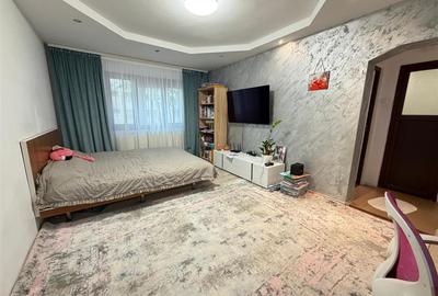 Apartament cu 3 camere semidecomandat în Podu Roș