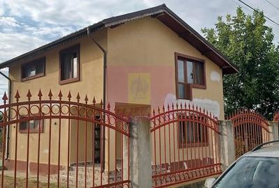 Casă cu 4 camere cu Teren 500 Mp în Săbăreni