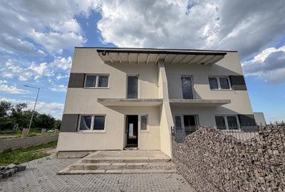 Duplex cu 3 camere cu Canalizare în Cristian