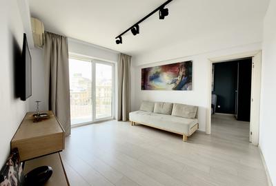 Apartament cu 3 camere semidecomandat, mobilat în P-ța Romană