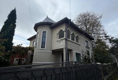 Casă individuală cu 5 camere cu Canalizare în Central