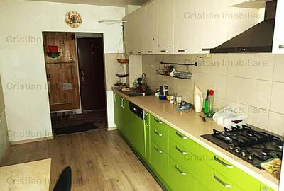 Apartament cu 3 camere decomandat în Viziru 3