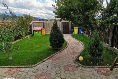 Casă cu 4 camere în Cristian