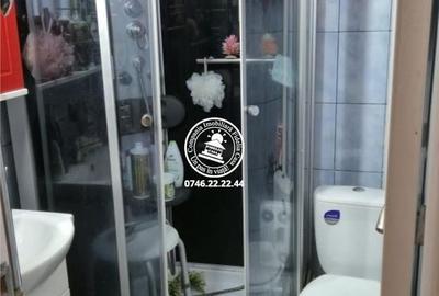 Apartament cu 3 camere semidecomandat în Podu Roș