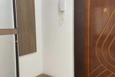 Apartament cu 3 camere semidecomandat în Apărătorii Patriei
