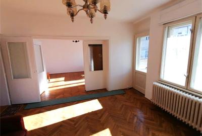 Apartament cu 4 camere decomandat în Brașovul Vechi