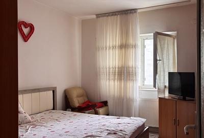 Apartament cu 2 camere decomandat în 1 Decembrie
