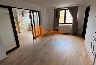 Apartament cu 4 camere semidecomandat în Crângași
