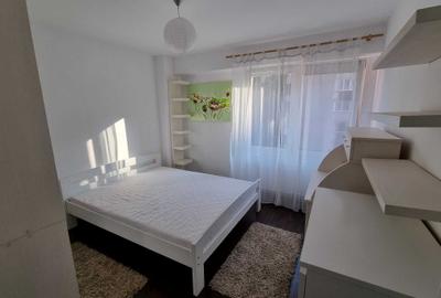 Apartament cu 3 camere decomandat în Tudor