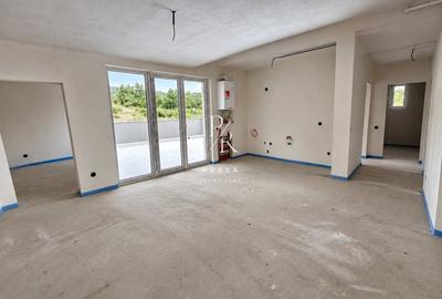 Apartament cu 3 camere semidecomandat în Florești